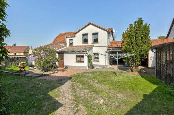 Blick auf das Haus vom Garten aus