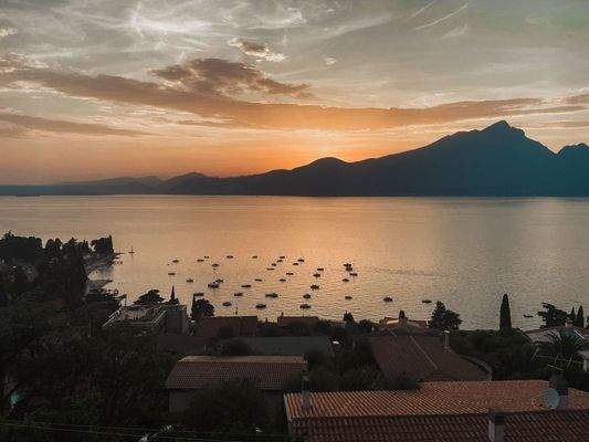 Ausblick vom Wohnzimmer abends - vista lago dal soggiorno al tramonto