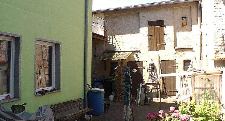 Hofbereich und Hintergebaeude