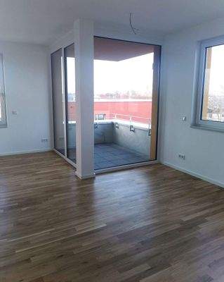 Blick vom Wohnzimmer/Essbereich zum Balkon