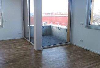 Blick vom Wohnzimmer/Essbereich zum Balkon