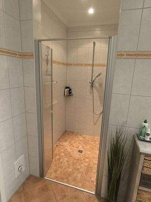 Dusche (122 x 134cm) im Bad