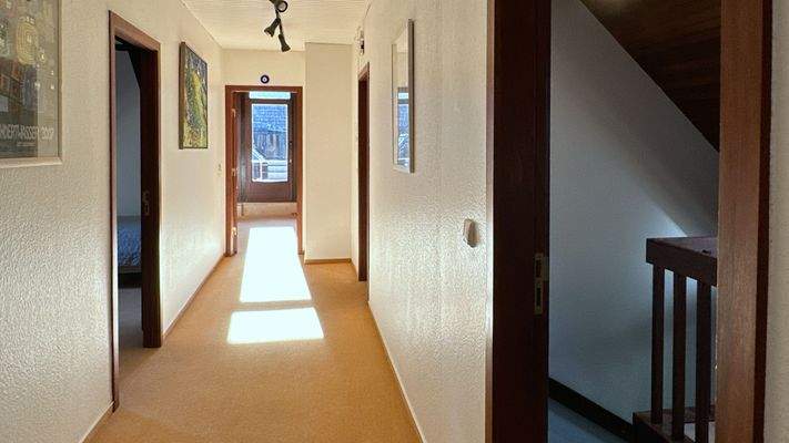 20 Flur zur Westseite DG