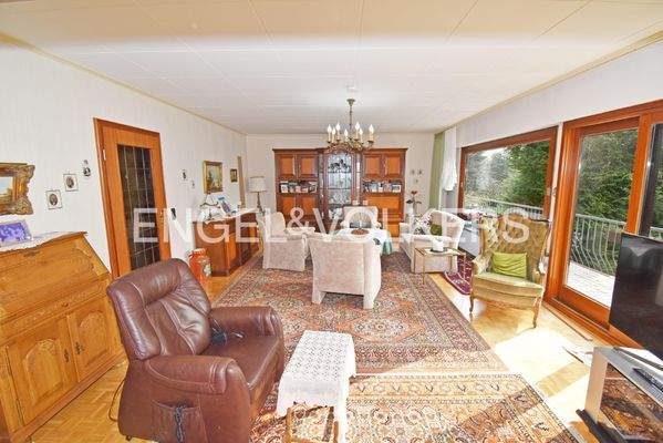 Wohnzimmer mit großen Panoramafenster