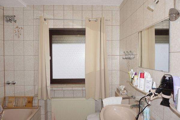 Tageslichtbad mit Wanne und Dusche