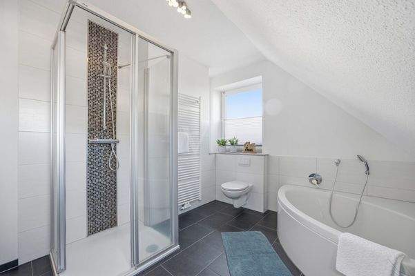 Badezimmer mit Dusche & Badewanne