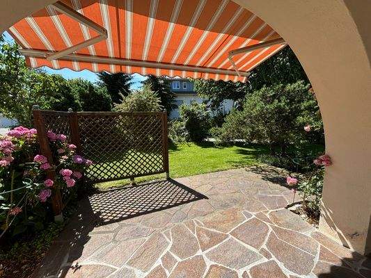 Terrasse mit elektrischer Markise