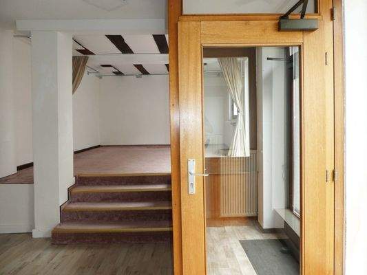 Windfang mit Ausstellungsfläche