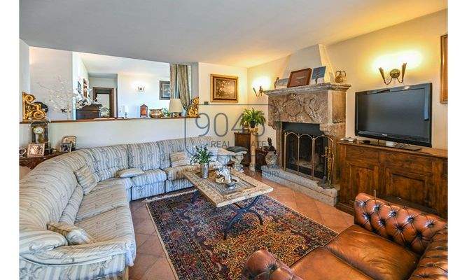 Elegante Villa mit Meerblick in der bezaubernden Hügellandschaft der Marken