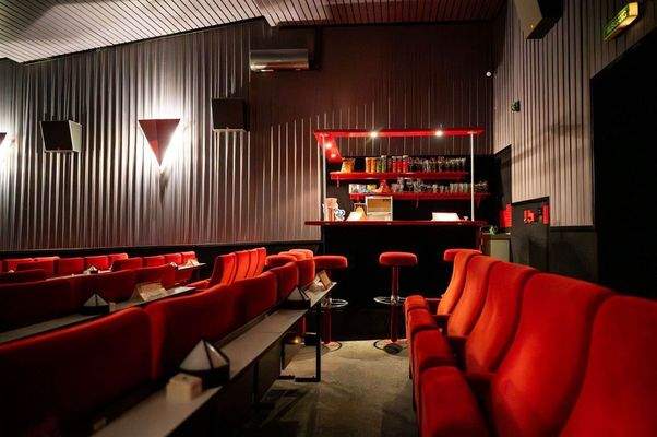 Kleiner Saal mit Theke