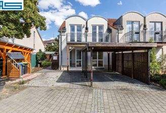 Charmante Doppelhaushälfte mit Carport