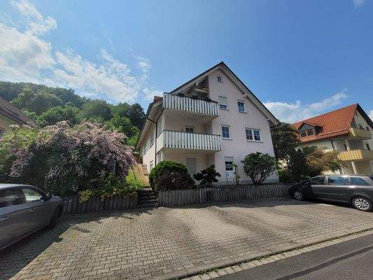 Objekt mit Stllplätzen davor