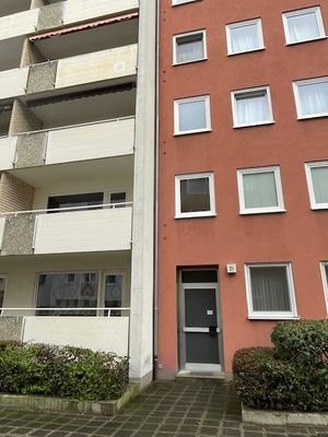 Hausansicht-Whg im 1.OG mit Balkon.jpg