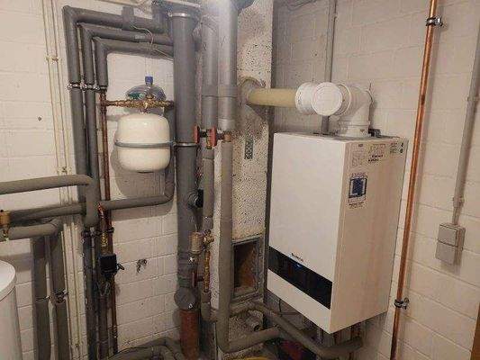 Heizungsanlage im Kellerraum2