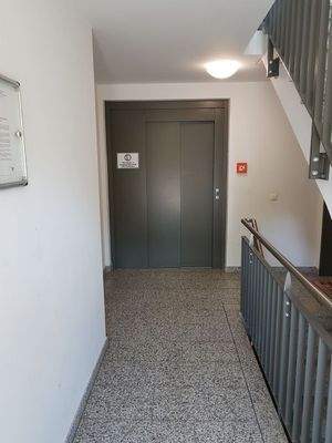 Treppenhaus mit Aufzug zur Tiefgarage und Keller