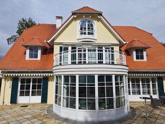 Stilvolle Fassade mit großem Balkon