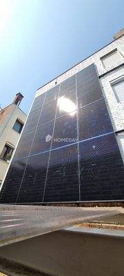 Außenansicht mit PV-Anlage