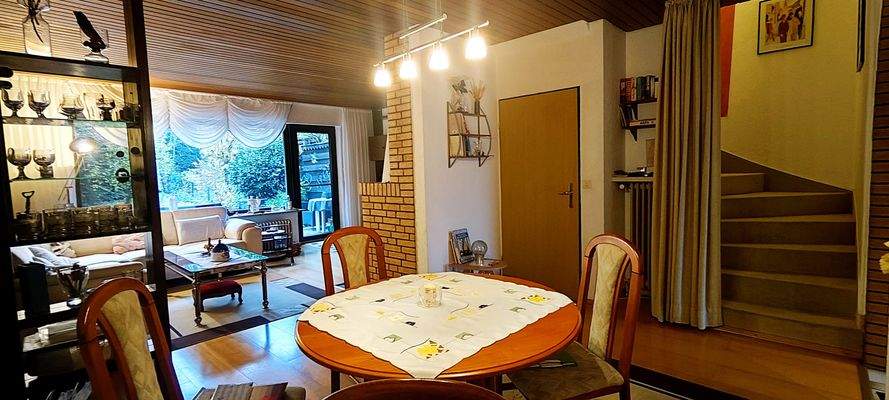 Essbereich und Treppenaufgang.jpg