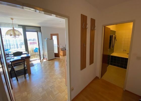 Blick Flur Bad und Wohnzimmer