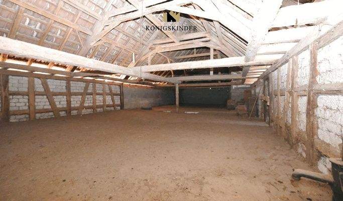 Heuboden über Pferdeboxen