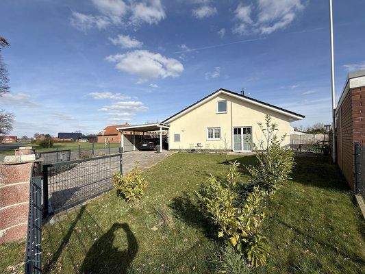 Giebelansicht von Straße