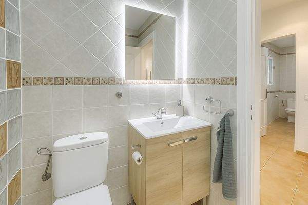 Eins von zwei Badezimmern im Erdgeschoss