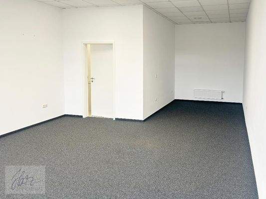 Geschäftsfläche mit Blick Richtung Küchenbereich