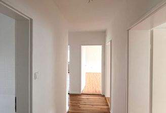 Heller Flur mit Holzboden