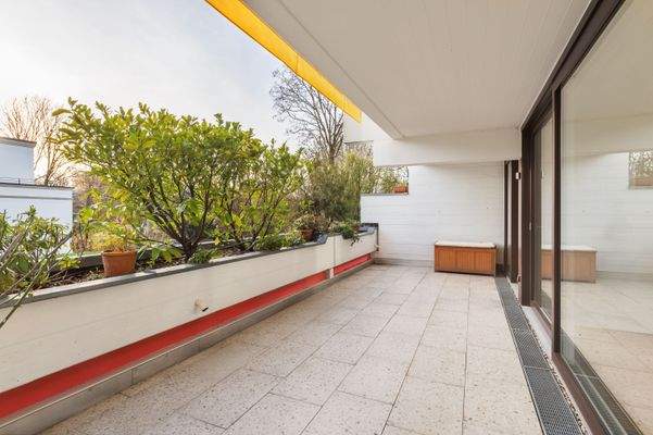 Sonnige Balkonterasse in Südwest-Ausrichtung