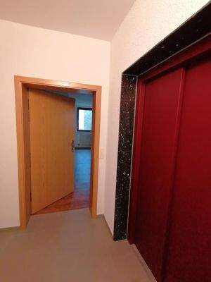 Eingang mit Zugang zu großen Lift