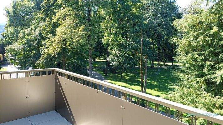 der Balkon hat eine Grundfläche von ca. 9 qm und bietet in den wärmeren Monaten einen weiteren herrlichen Wohn- und Lebensbereich