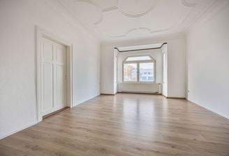 Großzügiger Wohnbereich mit charmanten Stuckelementen 