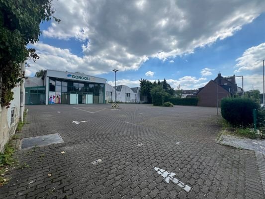 Außenansicht Parkplatz/Neubau