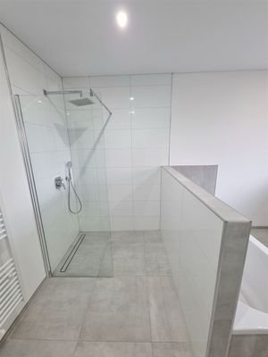 Dusche im Badezimmer