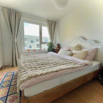 Schlafzimmer mit Kingsice Bett