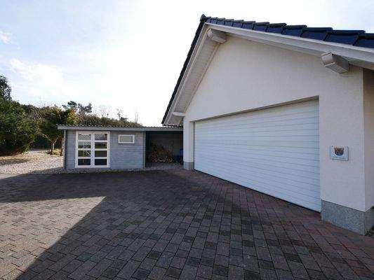 Doppelgarage und Freiplätze