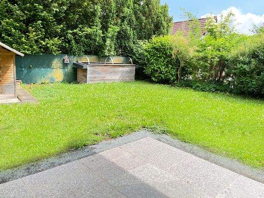 Terrasse und Spielfläche