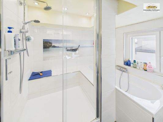 Großzügige Dusche und Badewanne_17