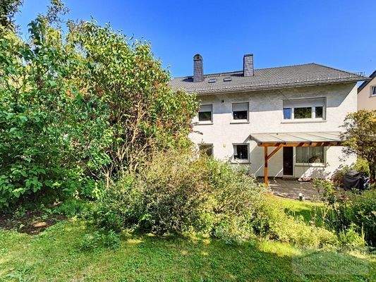 Hausansicht mit Garten