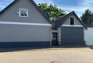 Straßenansicht mit EFH, Zugang, Garage