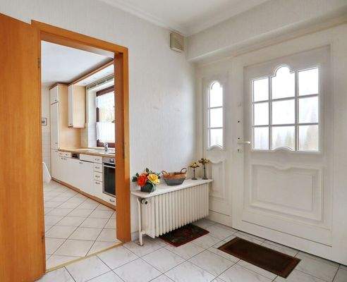 Eingangsbereich mit Blick in die Küche