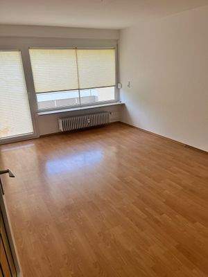 Helles Wohnzimmer mit Balkon