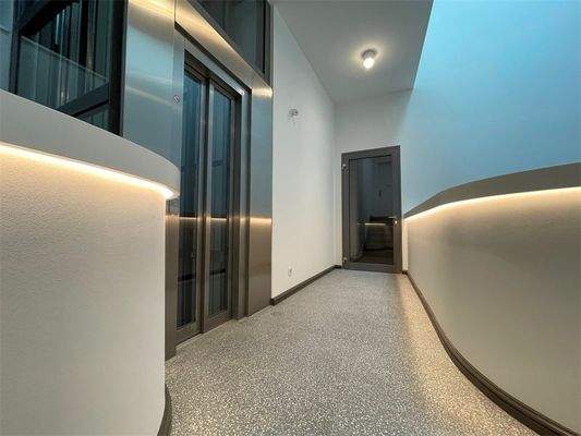 Treppenhaus mit Aufzug