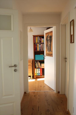 Flur mit Blick ins Kinder- oder Arbeitszimmer.png