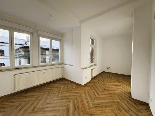 Leeres Zimmer mit Fischgrätboden