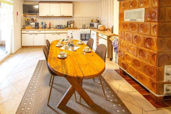 EG Wohnküche mit Kachelofen und Ausgang zur Terrasse