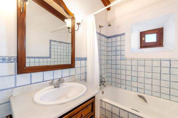 Schlafzimmer mit Badewanne