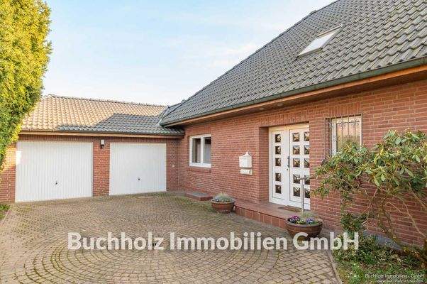 Doppelgarage und Hauseingang