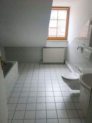 Geräumiges Bad mit Badewanne &amp; Dusche