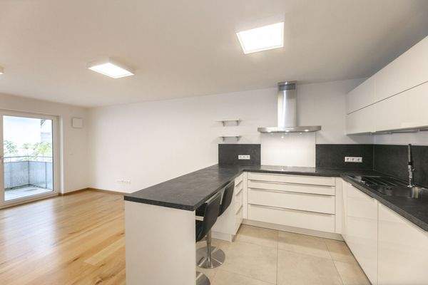 moderne Einbauküche im Wohn-/Essbereich